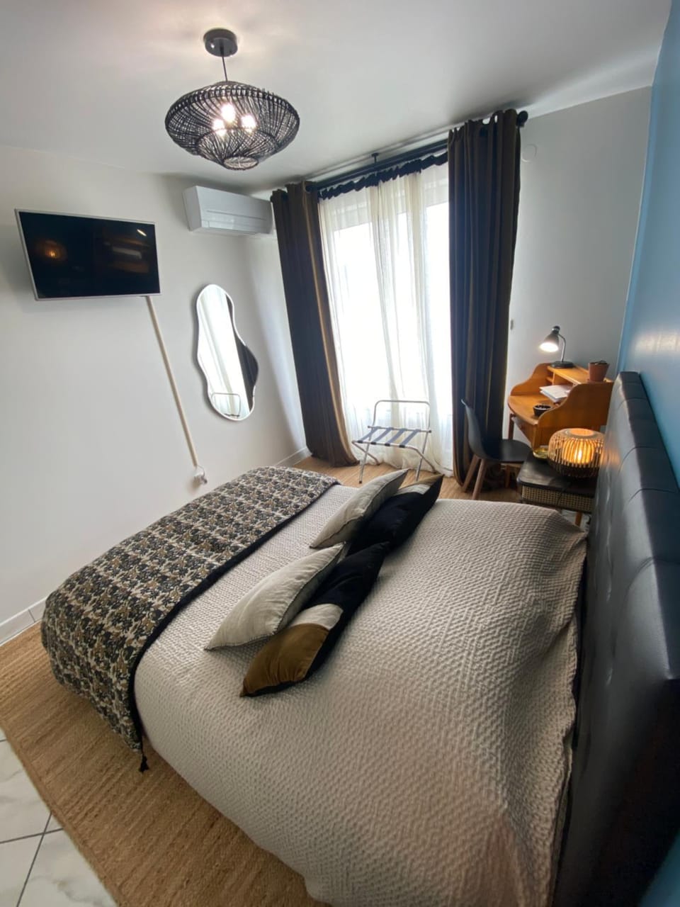 Bed, TV and multimedia, Photo of the whole room, Bedroom