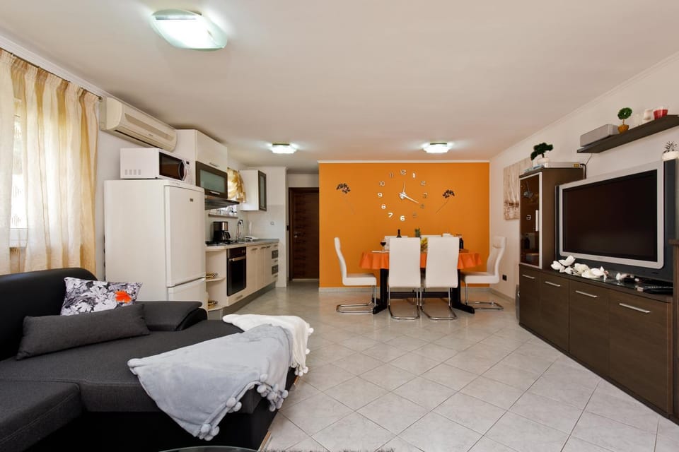 TV and multimedia, Kitchen or kitchenette, Living room, Dining area
