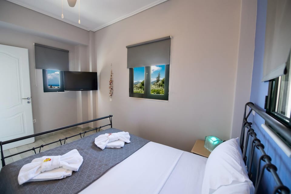 Bed, TV and multimedia, Photo of the whole room, Bedroom