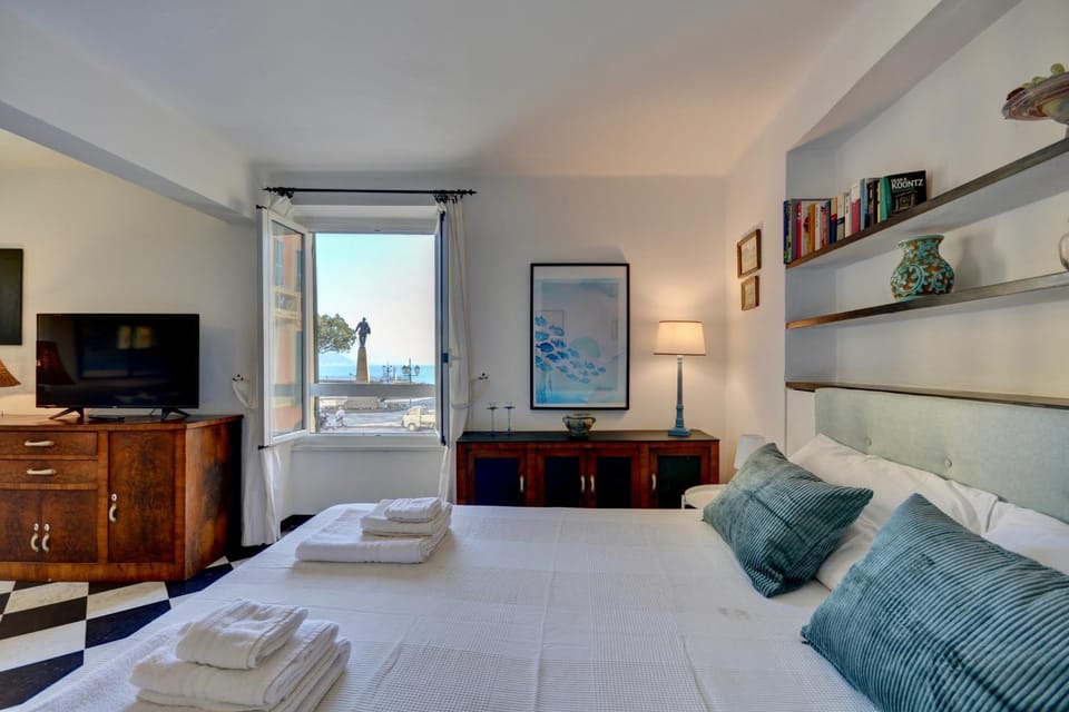 Bed, TV and multimedia, Bedroom, towels