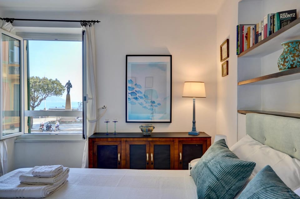 Bed, Natural landscape, Photo of the whole room, Bedroom