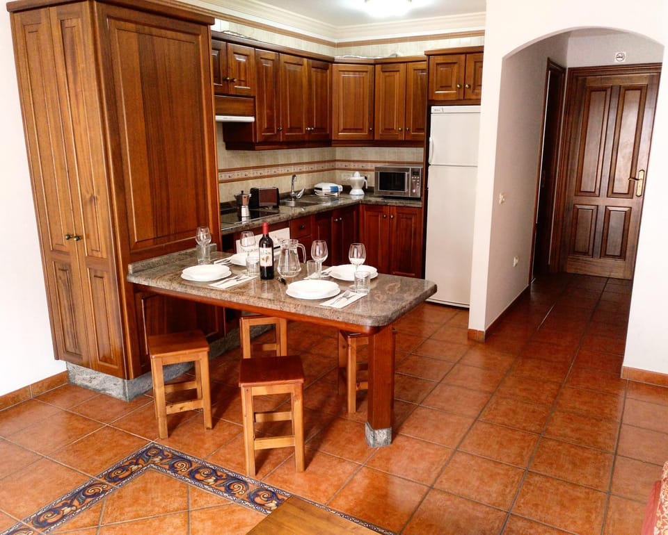 Kitchen or kitchenette, Dining area, oven, stove
