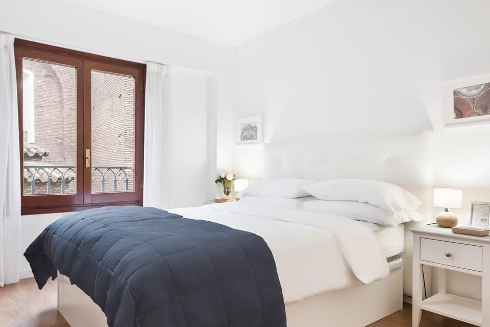 Nearby landmark, Bed, Photo of the whole room, Bedroom, City view, Landmark view