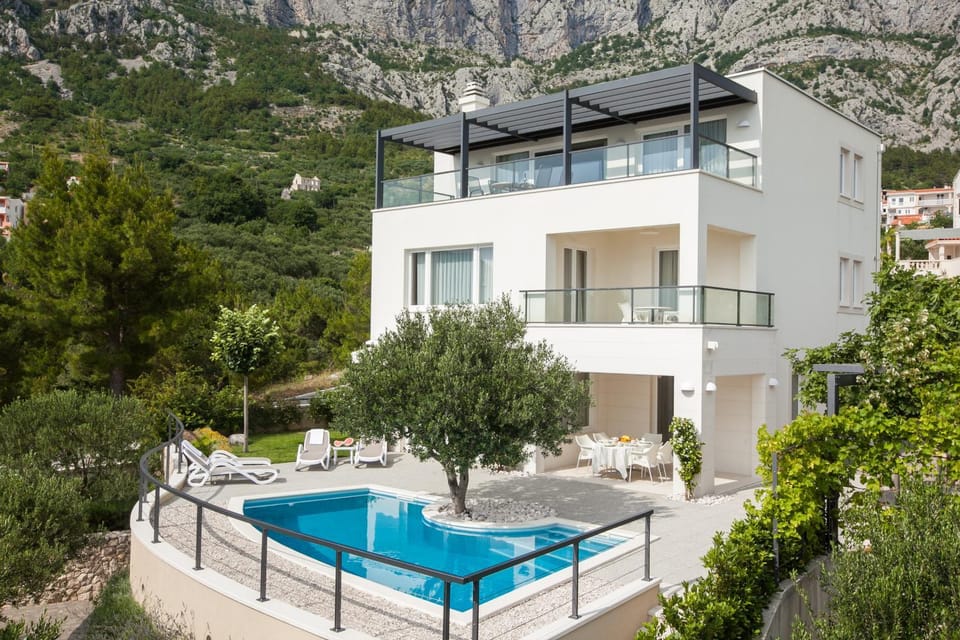 Property building, Patio, Patio, Nearby landmark, Facade/entrance, Spring, Day, Neighbourhood, Natural landscape, Activities, Activities, Bird's eye view, Summer, BBQ facilities, BBQ facilities, Garden, Garden, View (from property/room), View (from property/room), Balcony/Terrace, Balcony/Terrace, Other, Other, Photo of the whole room, Decorative detail, Decorative detail, Seating area, Evening entertainment, Evening entertainment, On site, Garden view, Garden view, Landmark view, Landmark view, Mountain view, Mountain view, Pool view, Pool view, Street view, Street view, Area and facilities, Area and facilities, Area and facilities, Swimming pool, Swimming pool, Swimming pool, Sports, Sports, Entertainment, Entertainment, Location, Quiet street view, Inner courtyard view, Facility for disabled guests