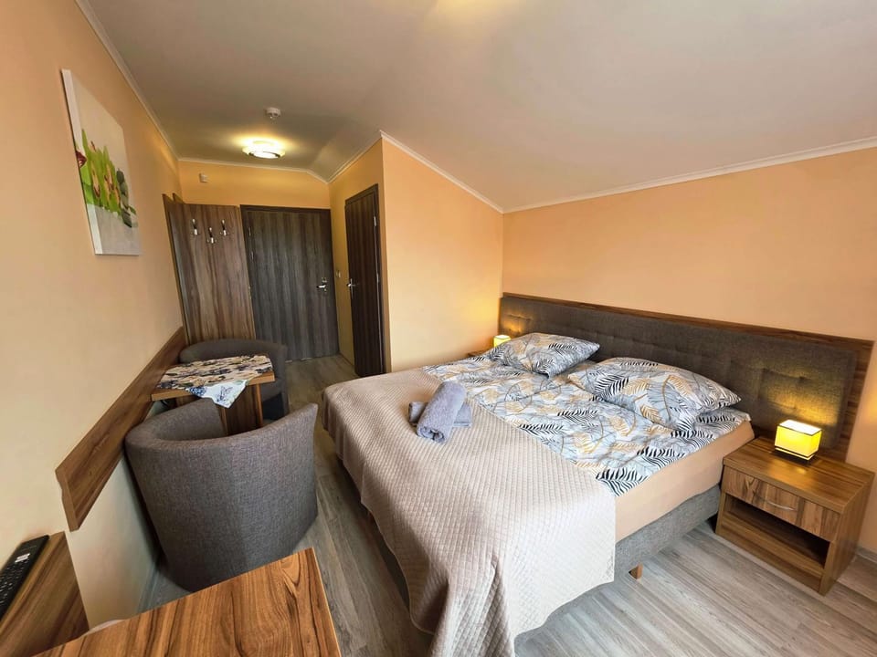 Bed, Photo of the whole room, Bedroom, towels