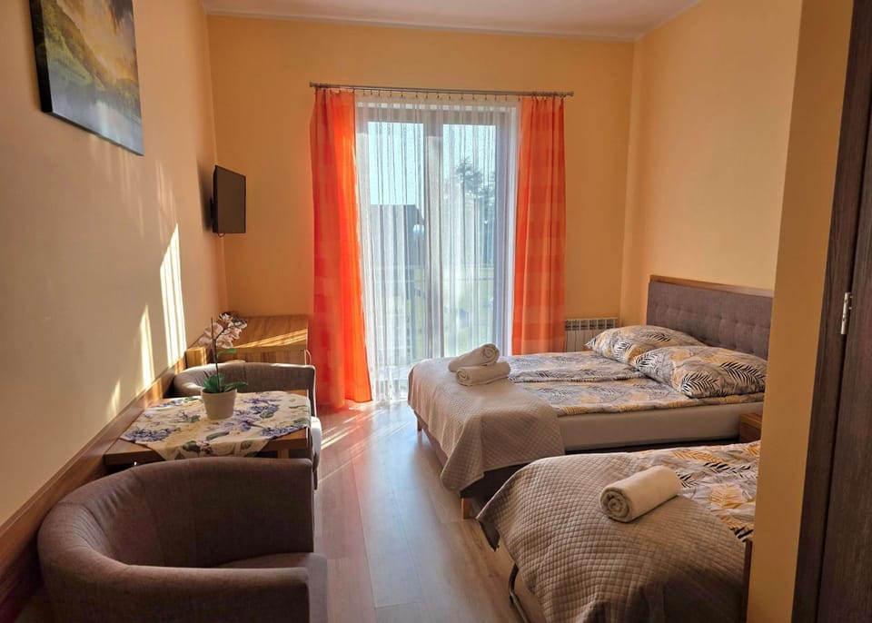 Bed, TV and multimedia, Photo of the whole room, Bedroom, towels