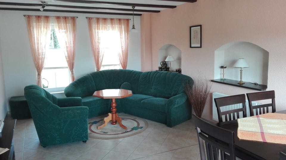 Photo of the whole room, Decorative detail