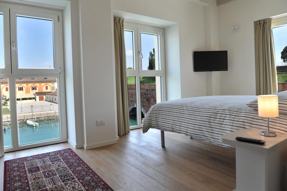 Bed, Photo of the whole room, Bedroom, River view, River view