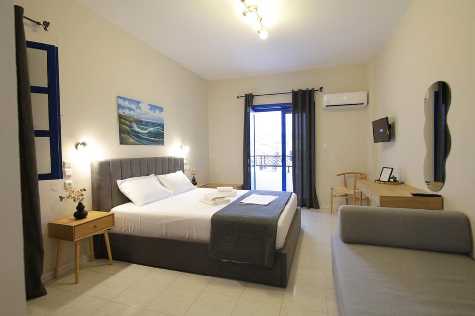 Bed, TV and multimedia, Photo of the whole room, Seating area, Bedroom