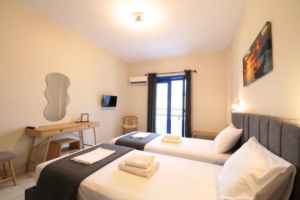 Bed, TV and multimedia, Photo of the whole room, Bedroom, towels