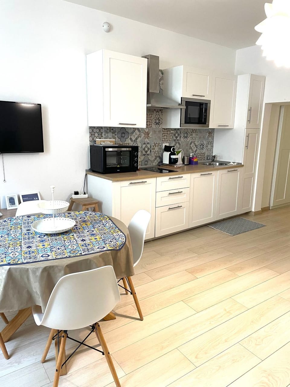 TV and multimedia, Kitchen or kitchenette, Dining area, oven, stove