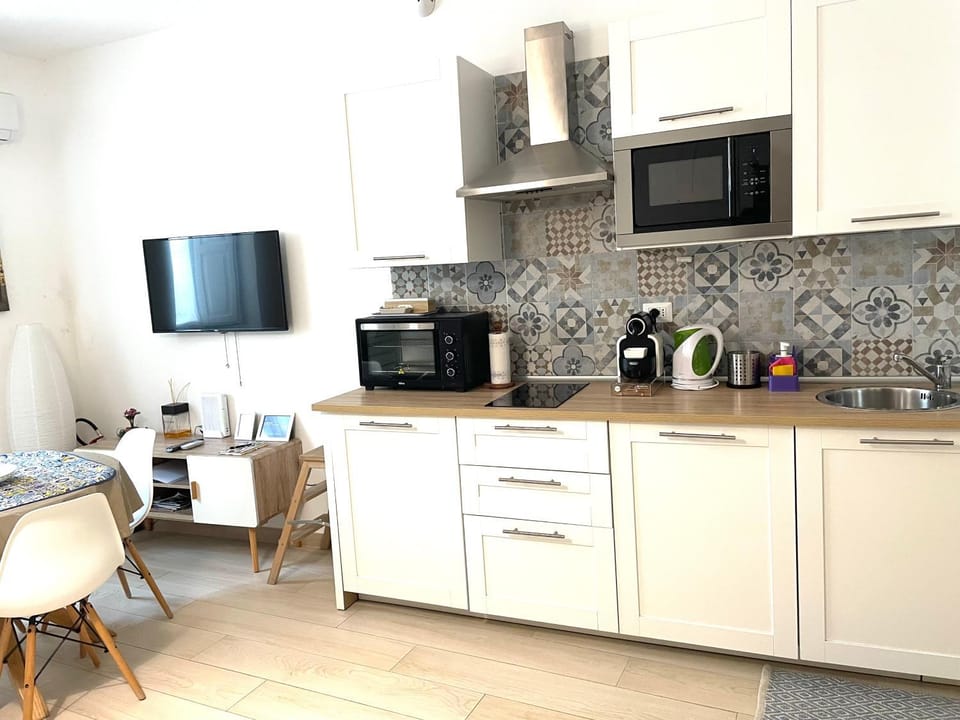 Coffee/tea facilities, Kitchen or kitchenette, Dining area, oven, stove