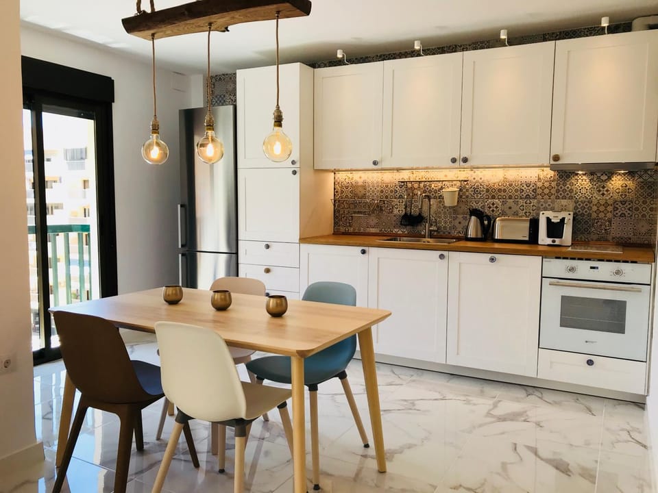 Kitchen or kitchenette, Dining area