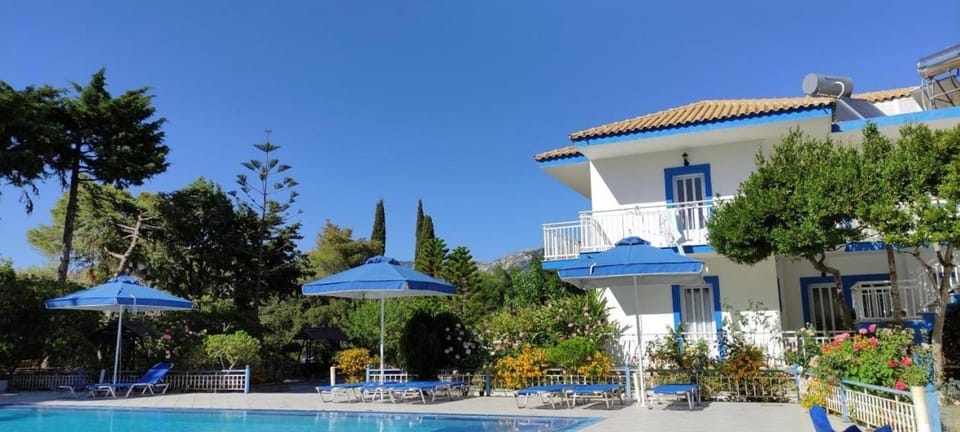 Property building, Patio, Day, Garden, Garden view, Pool view, Swimming pool, sunbed