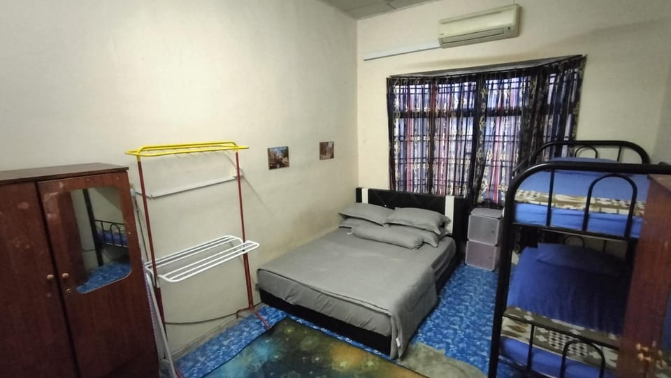 Bed, Photo of the whole room, Bedroom, bunk bed, air conditioner