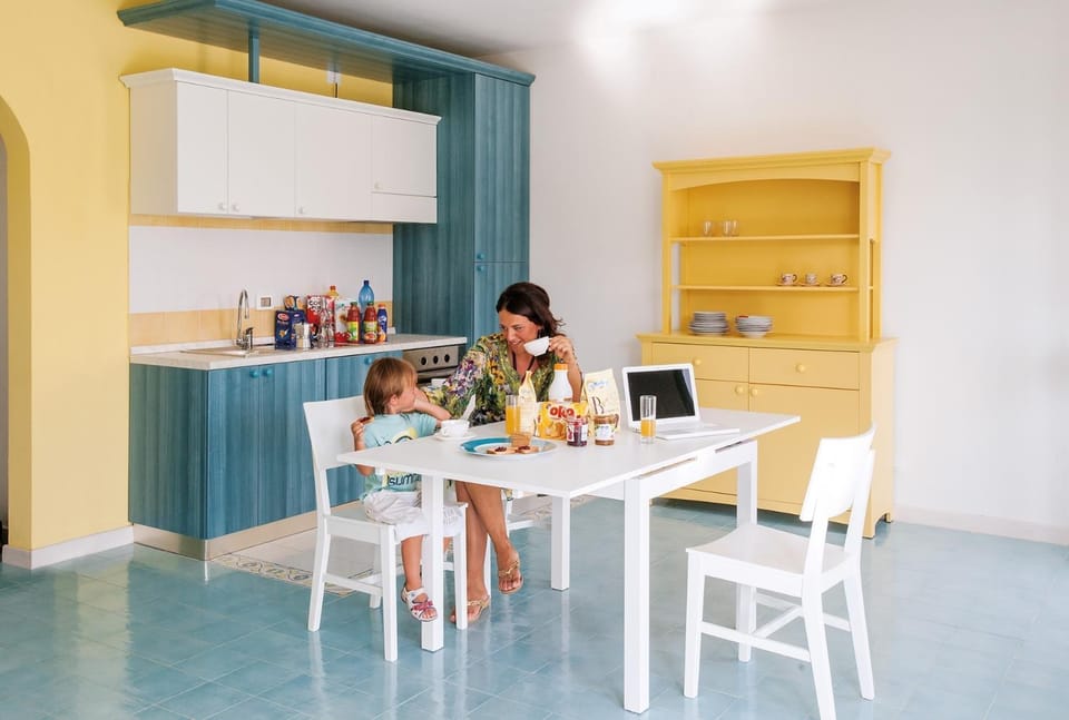 Kitchen or kitchenette, Dining area