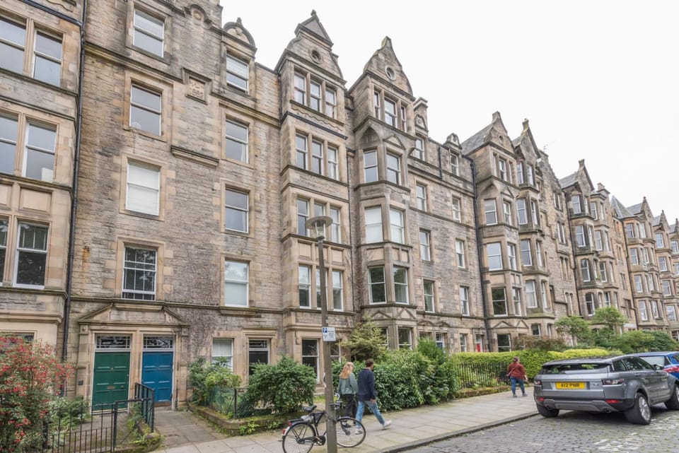 3 bed overlooking meadows park Apartment in Edinburgh