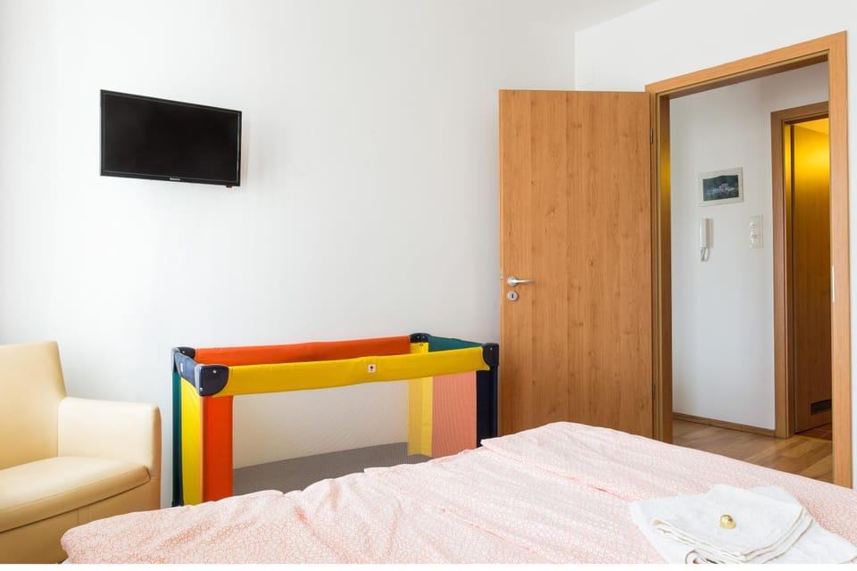 Bedroom, cot