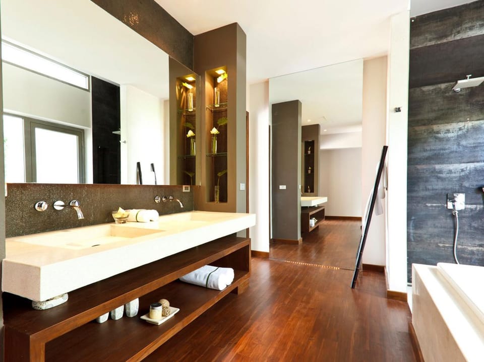 Bathroom, towels