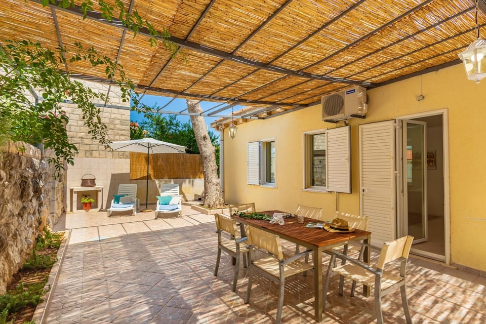 Facade/entrance, Balcony/Terrace