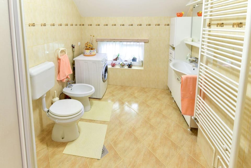 Toilet, Bathroom, bidet, towels