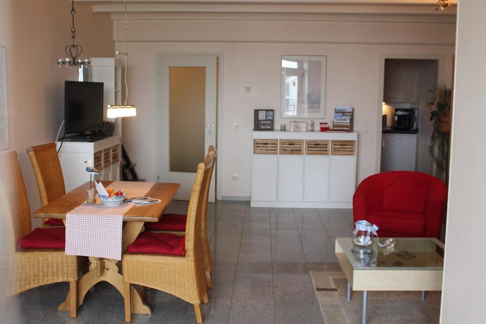 Photo of the whole room, Dining area