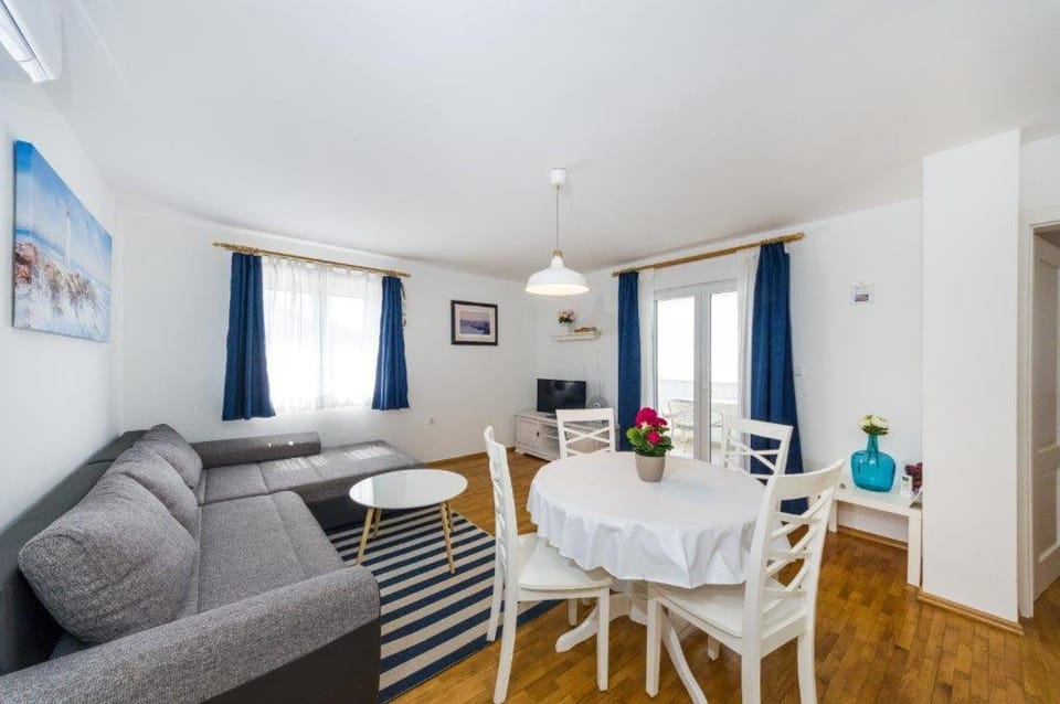 TV and multimedia, Living room, Seating area, Dining area