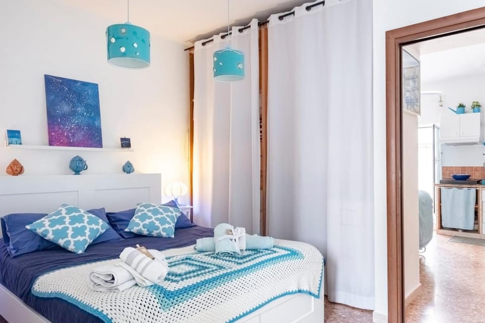 Photo of the whole room, Bedroom, wardrobe