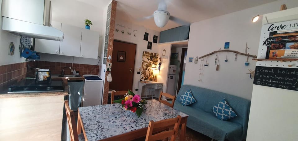 Living room, Seating area, Dining area, stove