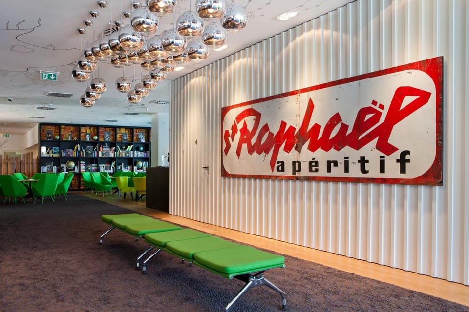 Lounge or bar, Text overlay