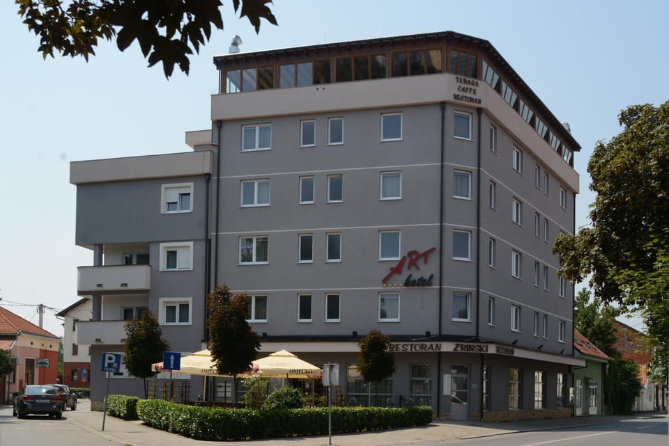 Facade/entrance, Day, Decorative detail, Street view, Location