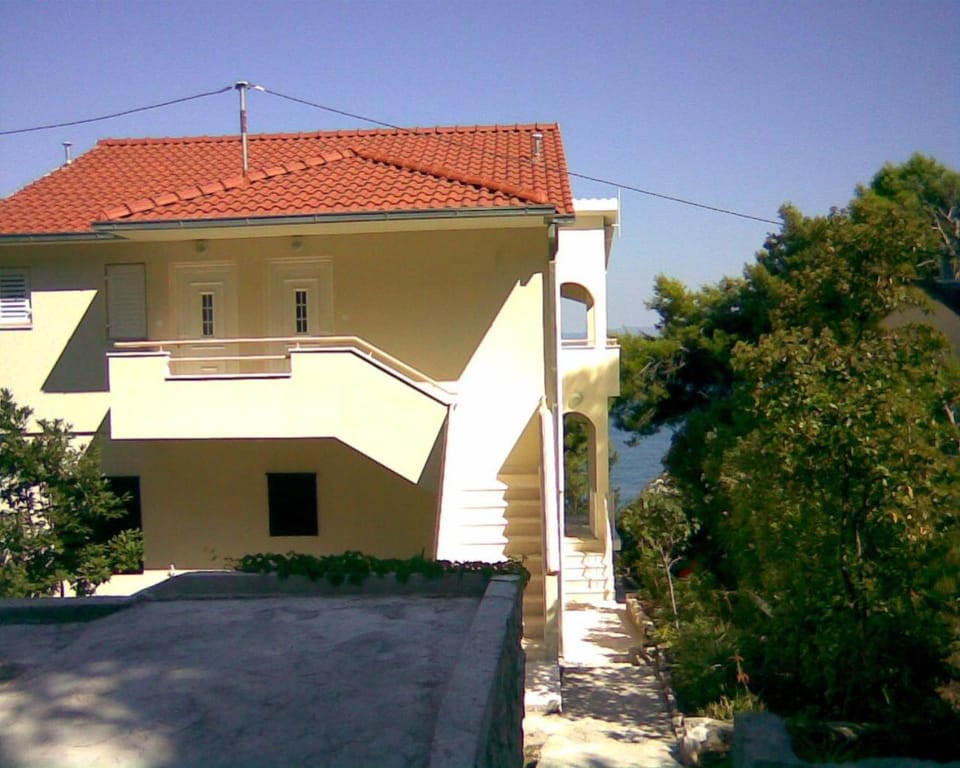 Facade/entrance, Neighbourhood