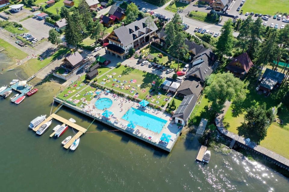 Property building, Neighbourhood, Bird's eye view, Lake view, Pool view, Swimming pool