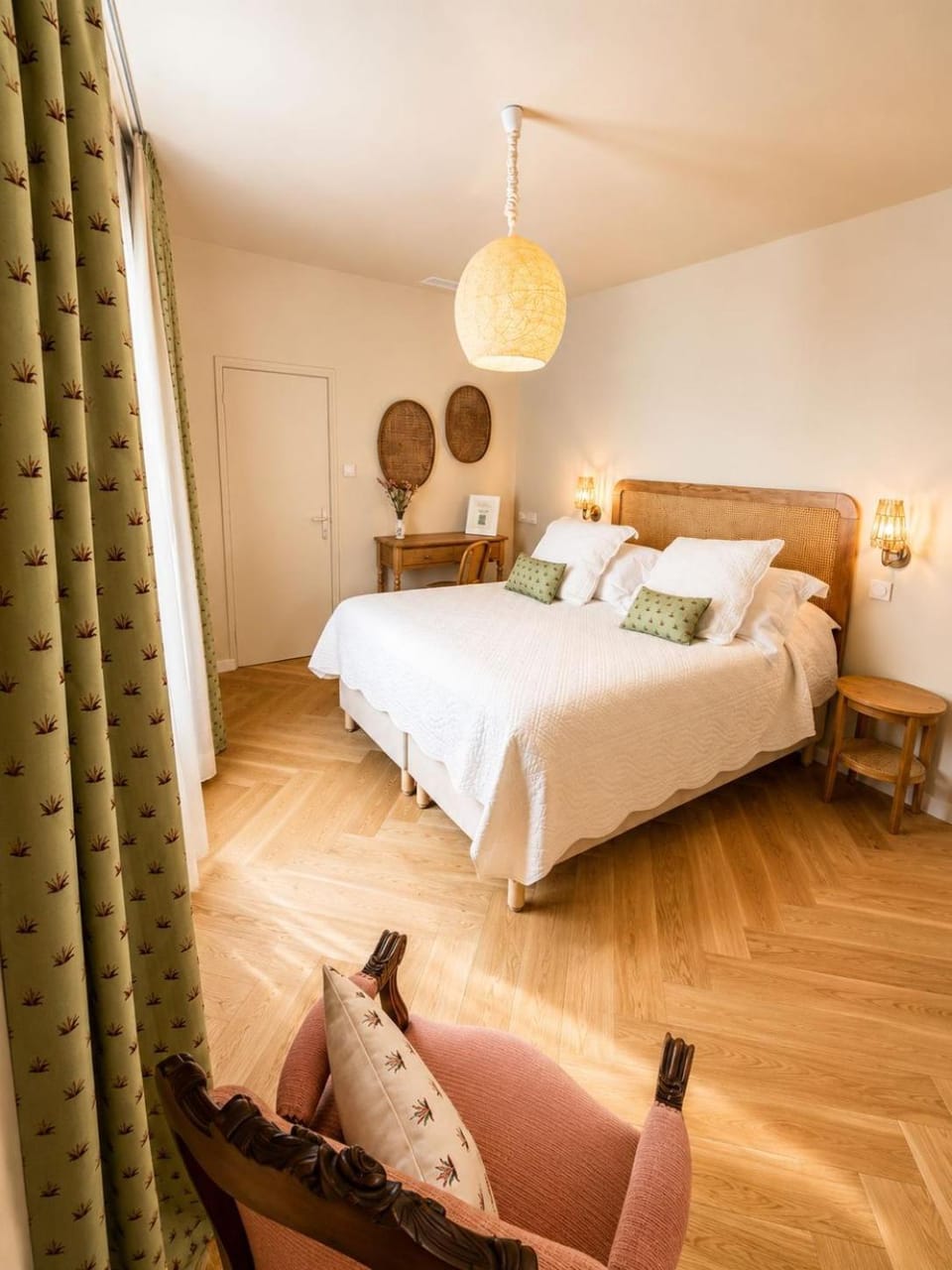 Photo of the whole room, Bedroom