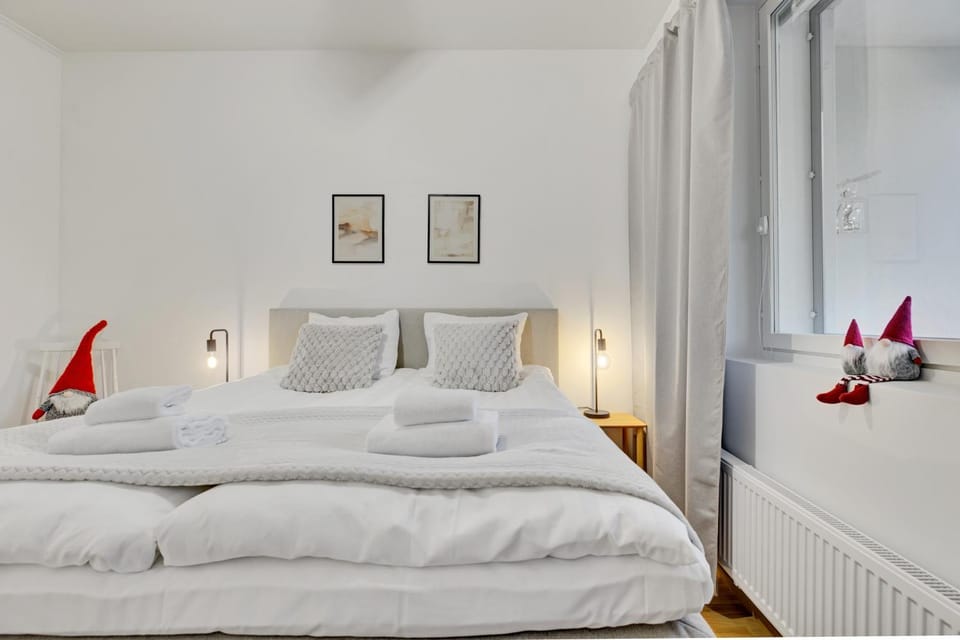 Bed, towels