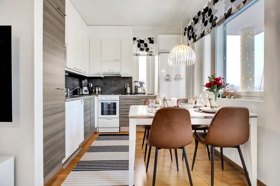 Coffee/tea facilities, Dining area, dishwasher, microwave, oven, stove, kitchen