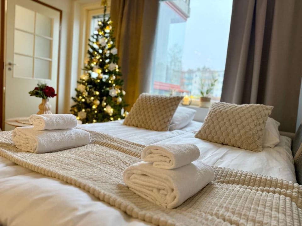 Bed, towels