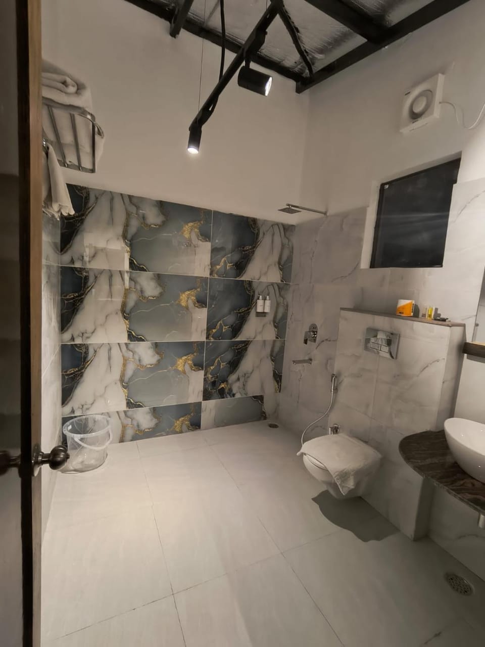 Shower, Toilet, Bathroom, towels