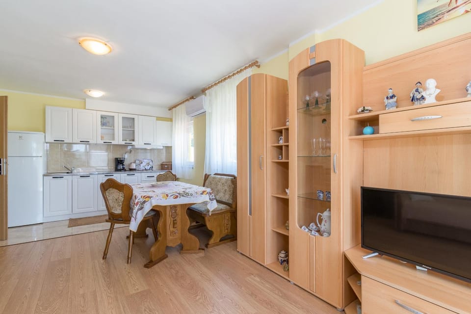 Kitchen or kitchenette, Dining area, stove