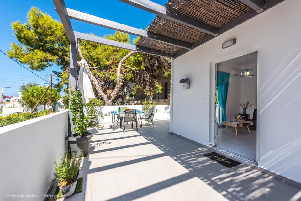 Balcony/Terrace, Dining area, Quiet street view