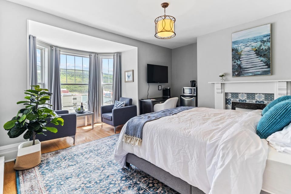 Bed, TV and multimedia, Coffee/tea facilities, Seating area, Bedroom, Sea view, microwave