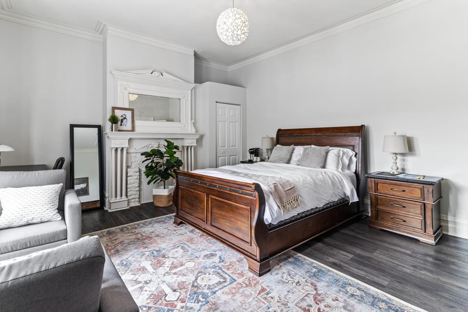 Bed, Coffee/tea facilities, Seating area, Bedroom, flat iron, wardrobe