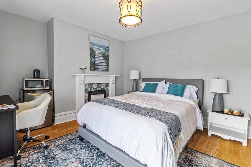 Bed, Bedroom, microwave
