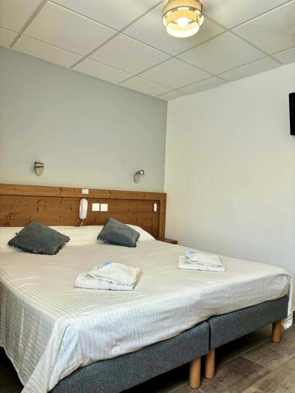Bed, TV and multimedia, Photo of the whole room, Bedroom