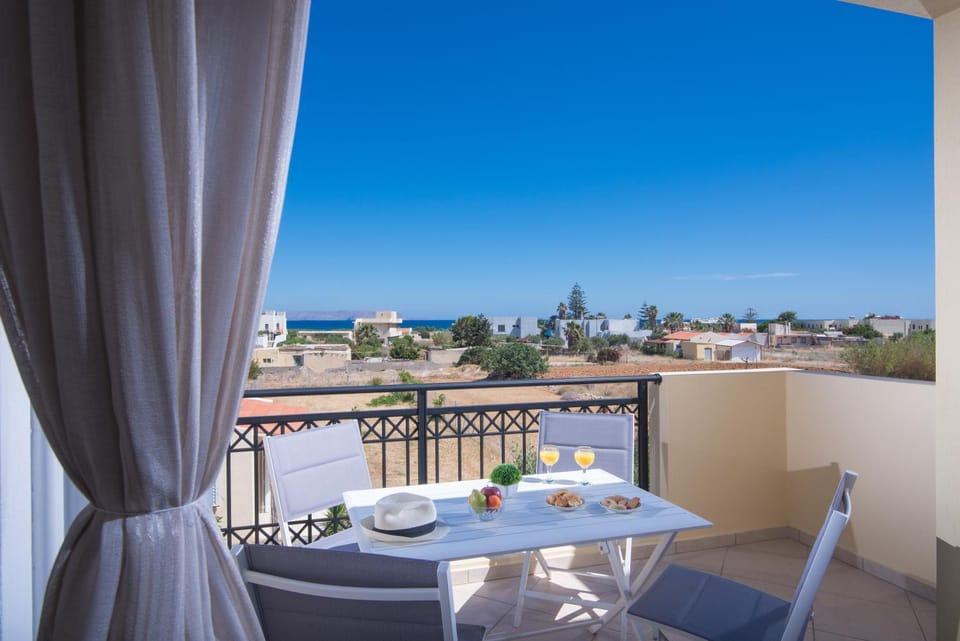 Balcony/Terrace, Food and drinks, Food, City view, Street view