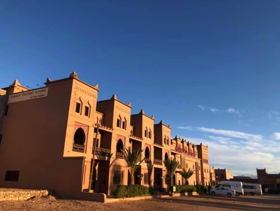 Property building, Facade/entrance, Landmark view, Parking