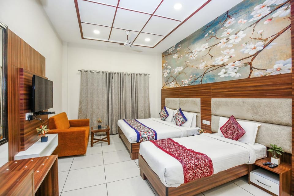 Bed, TV and multimedia, Photo of the whole room, Seating area, Bedroom