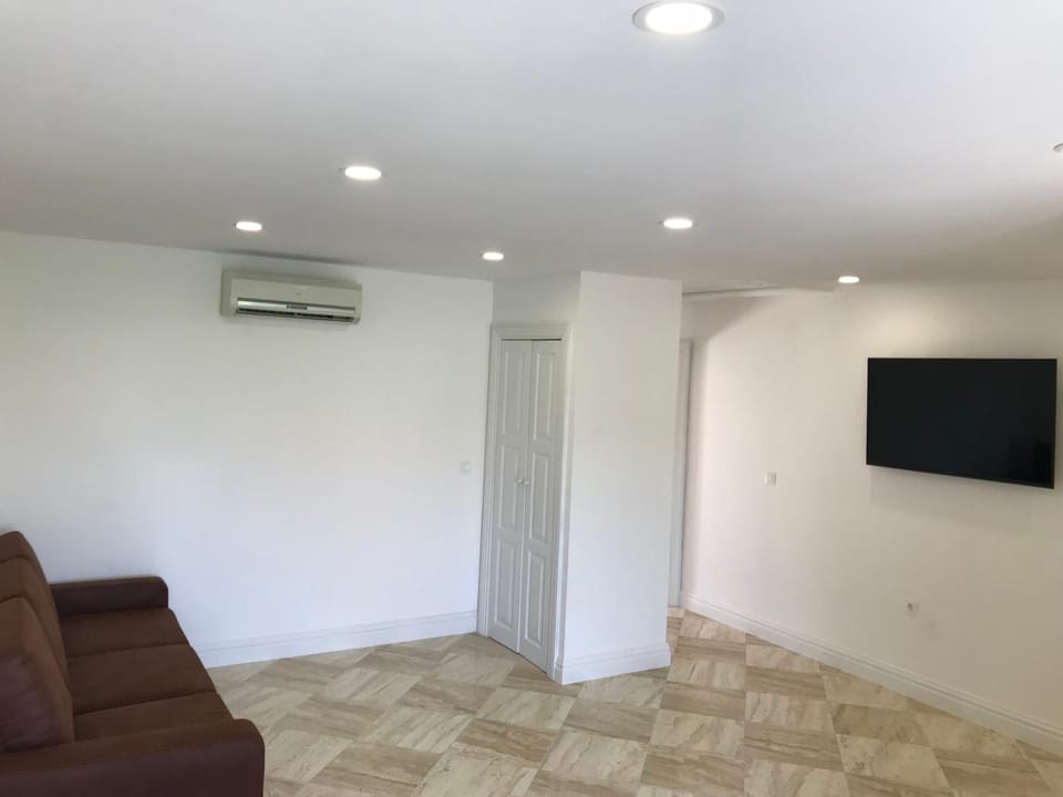 TV and multimedia, Living room, Seating area, Dining area