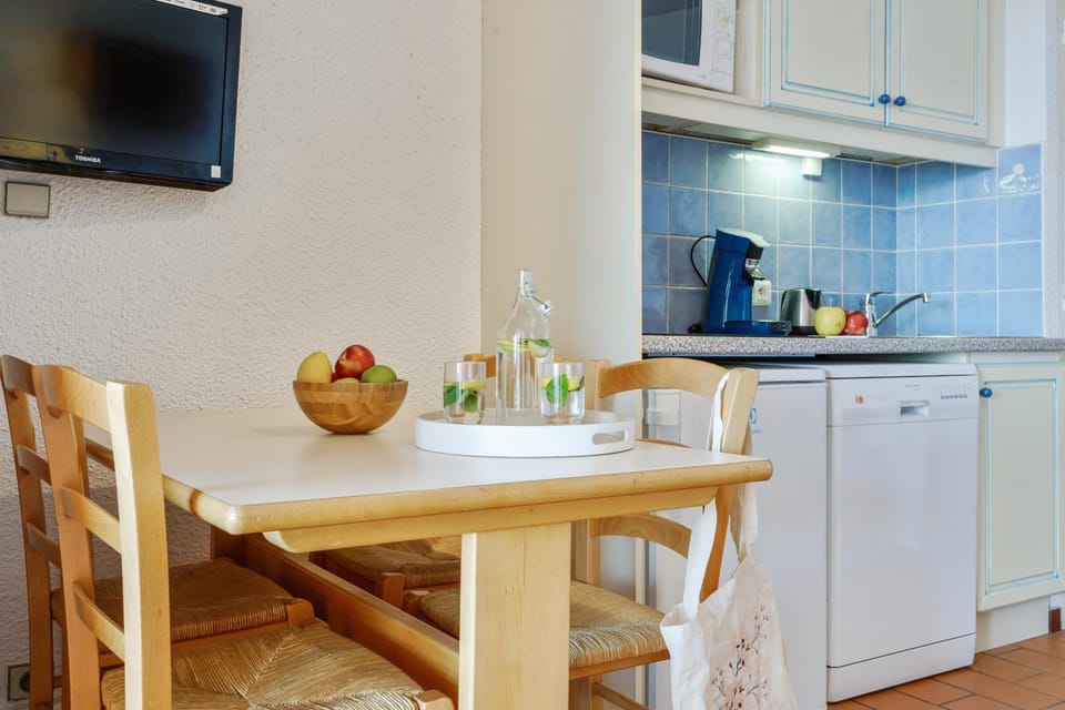 TV and multimedia, Coffee/tea facilities, Kitchen or kitchenette, Food and drinks, Dining area, On site, Food, dishwasher, minibar, oven, stove