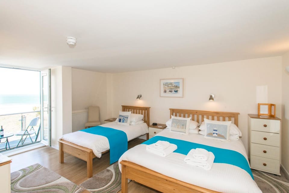 Photo of the whole room, Sea view